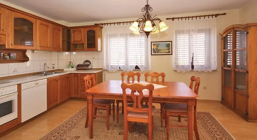 3 Bedroom Awesome Apartment In Medulin