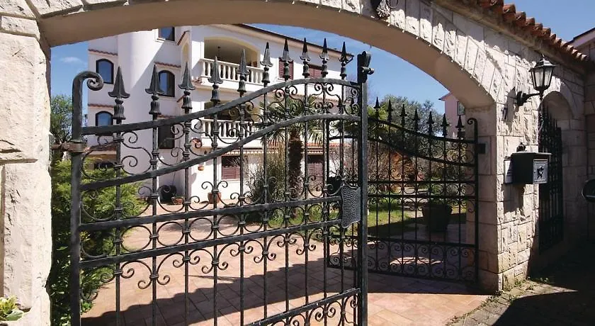3 Bedroom Awesome Apartment In Medulin Croatia