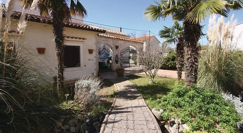 3 Bedroom Awesome Apartment In Medulin